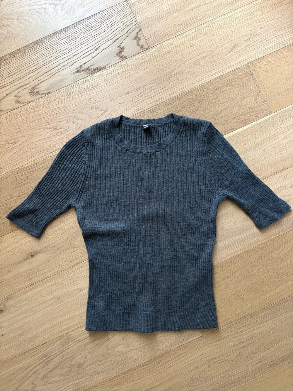 Uniqlo Ribbed Merino Wool Short-Sleeve Sweater in Grey